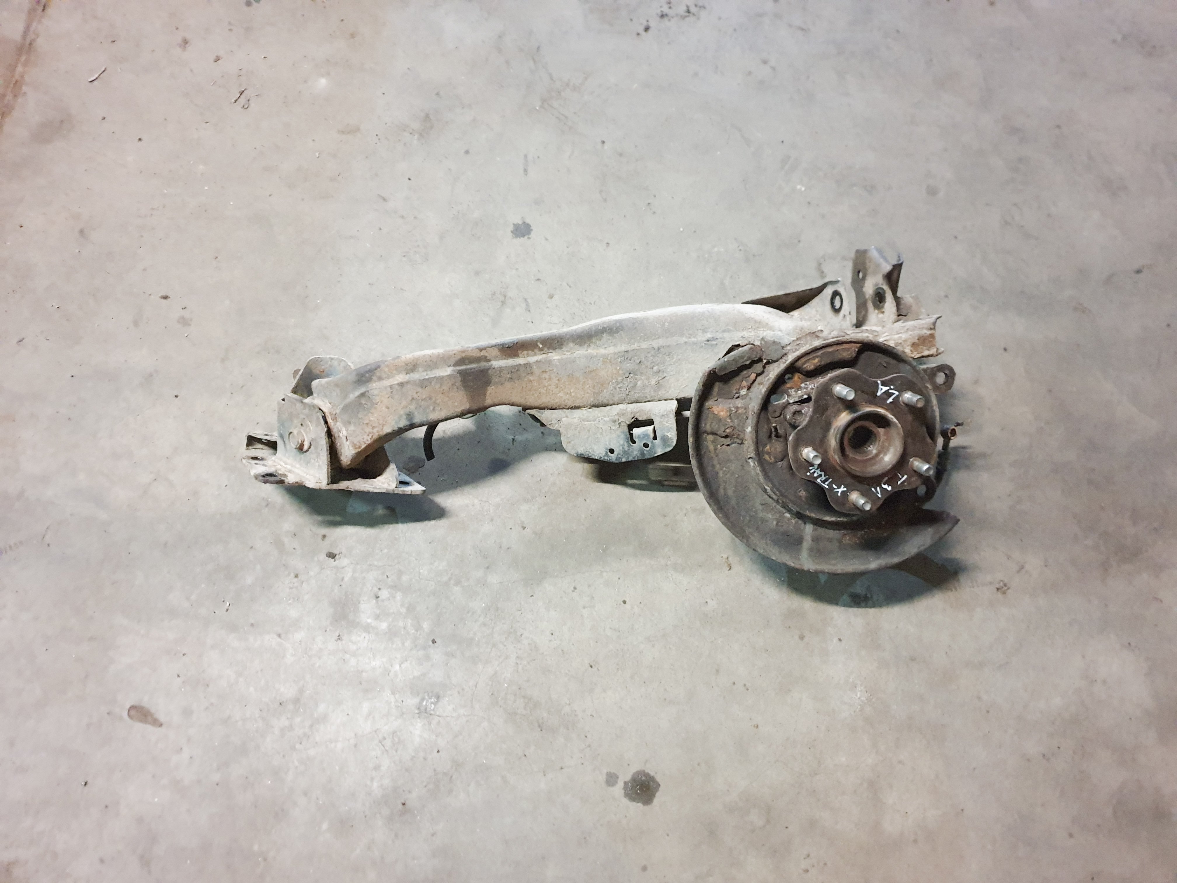 Nissan X-Trail (T31) SUV 2.0 XE,SE,LE dCi 16V 4x4 (M9R(Euro 5)) STUB AXLE HOUSING BRACKET RIGHT REAR 2008